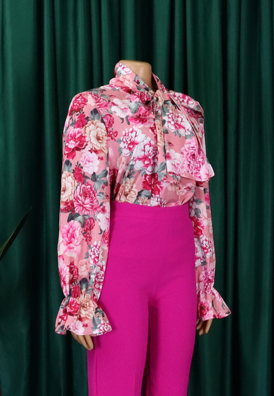 Blusa con estampado de rosas y lazo en el cuello