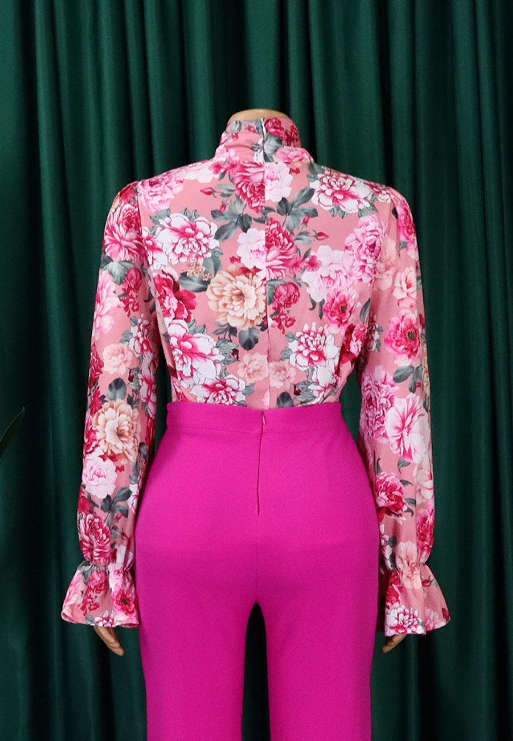 Blusa con estampado de rosas y lazo en el cuello