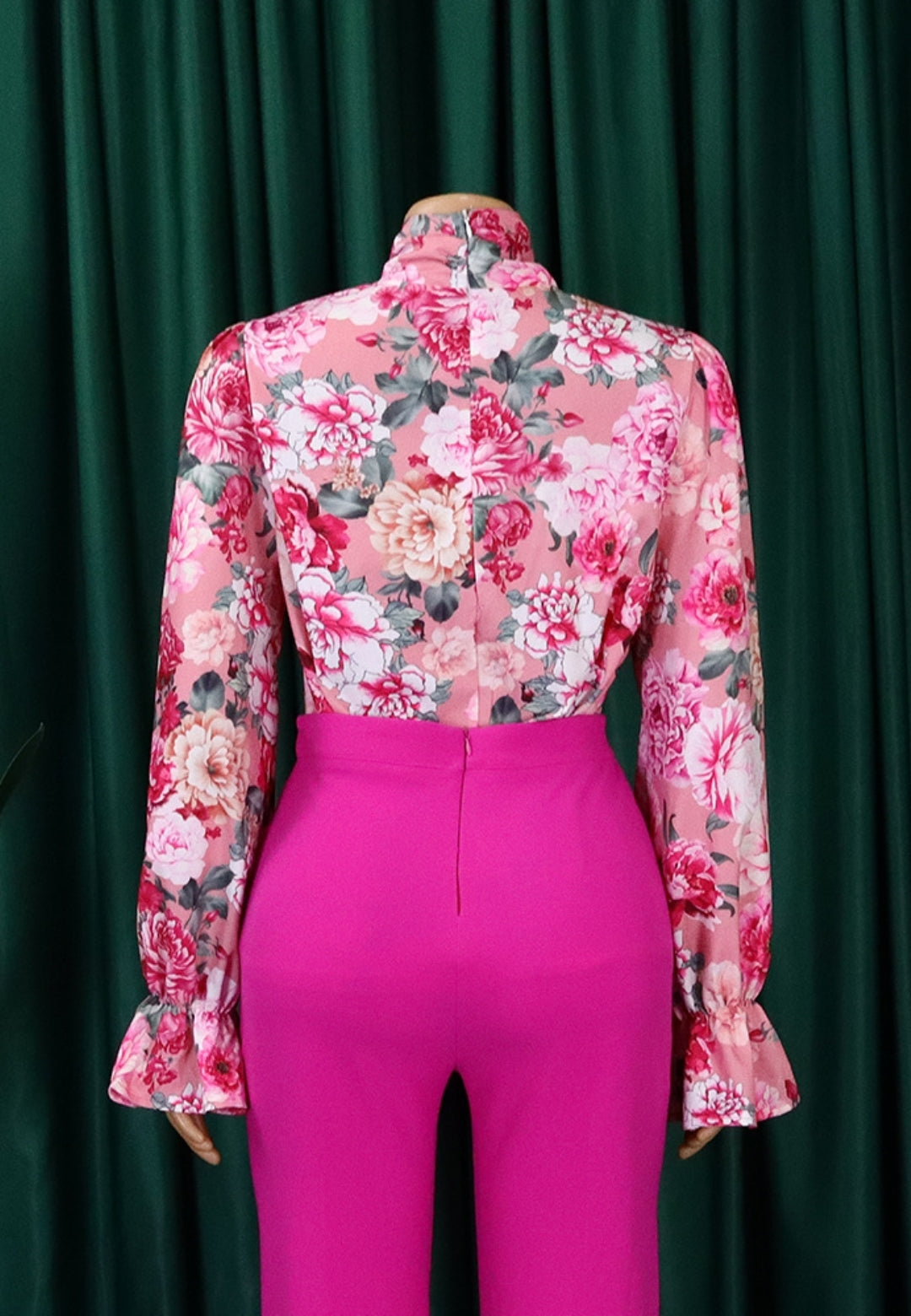 Blusa con estampado de rosas y lazo en el cuello
