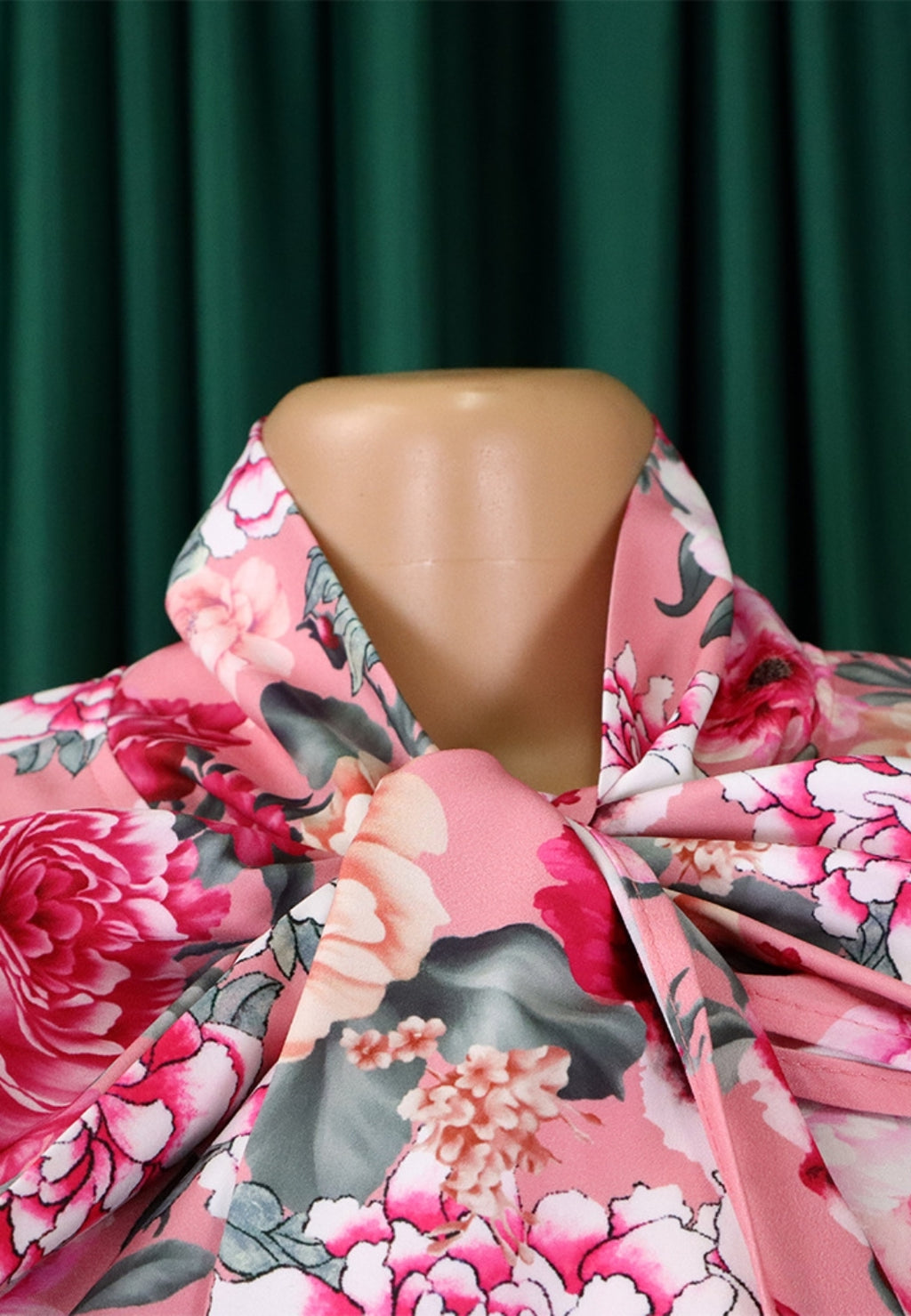 Blusa con estampado de rosas y lazo en el cuello