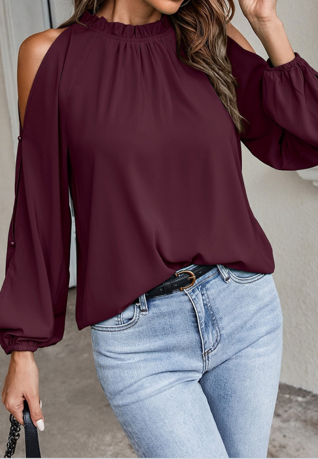 Blusa de manga larga con hombros descubiertos