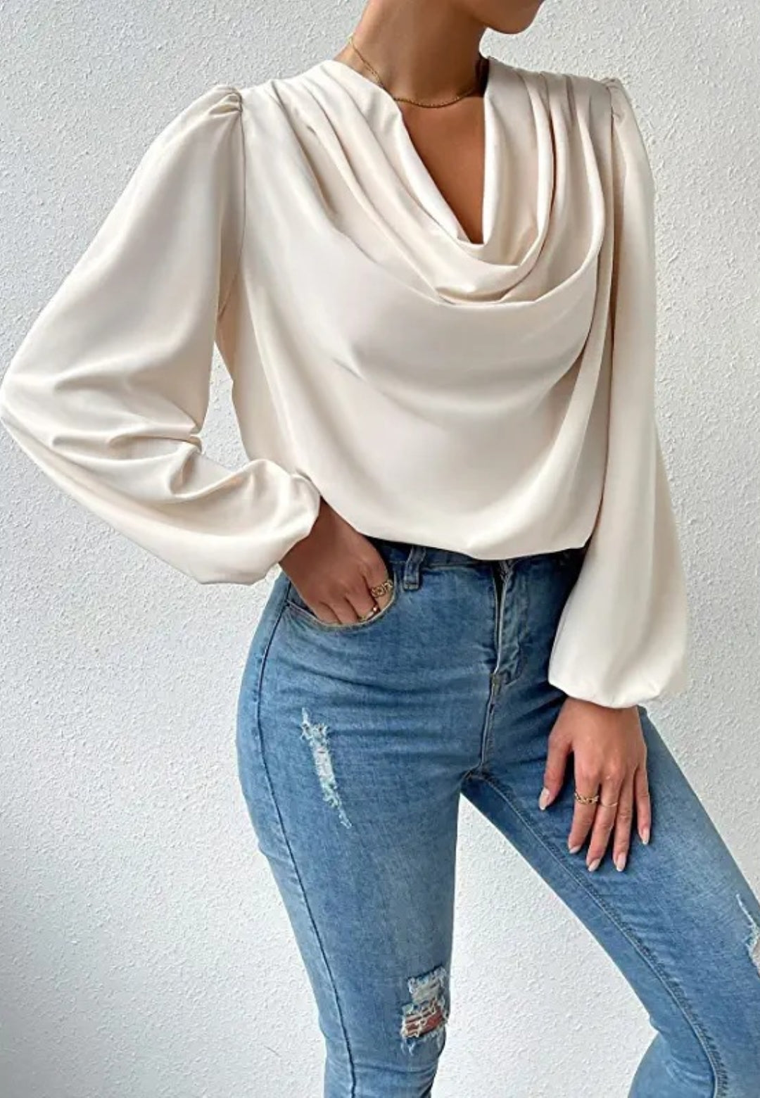 Blusa con cuello vuelto y mangas de obispo