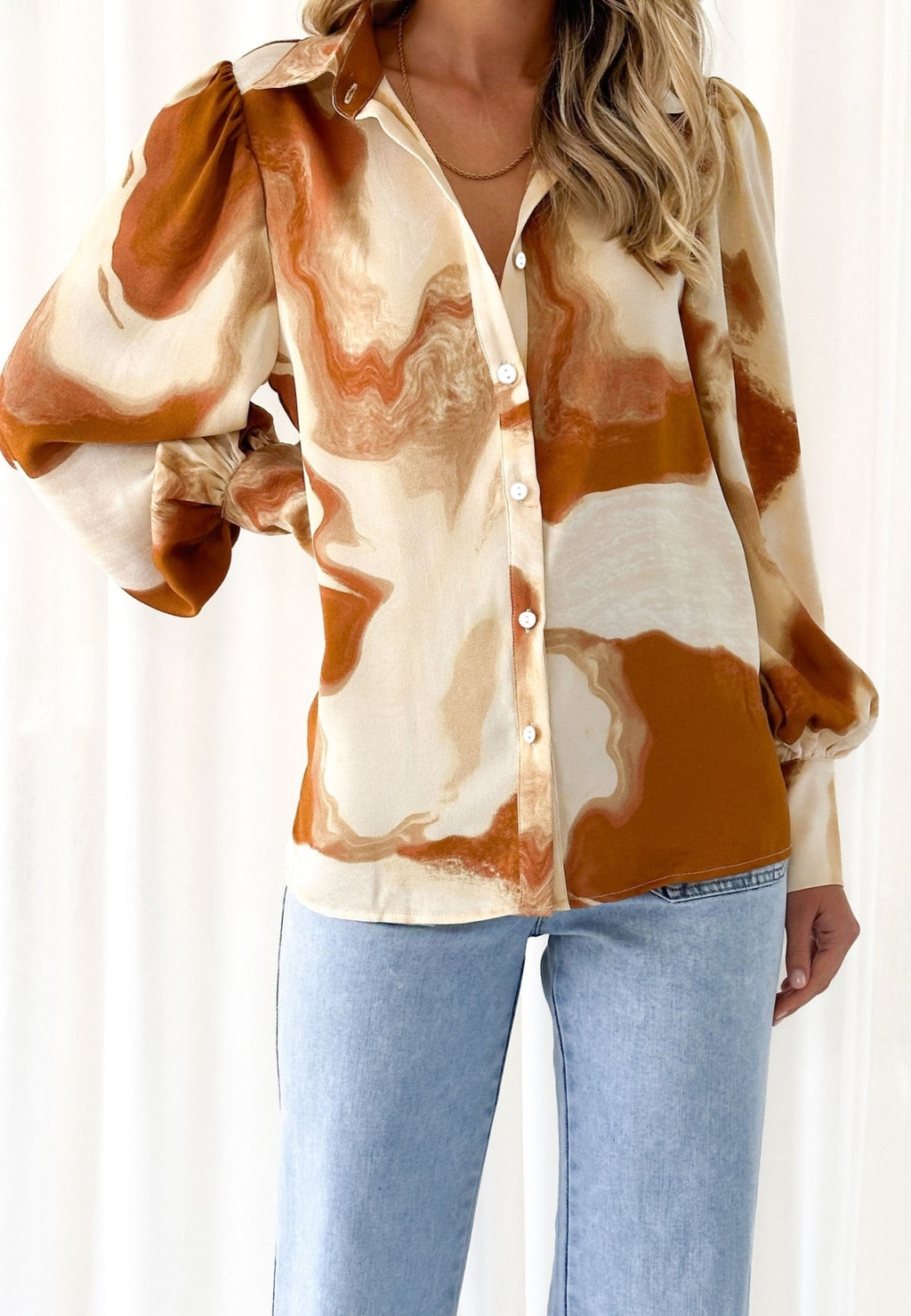 Blusa abstracta multicolor con mangas de obispo