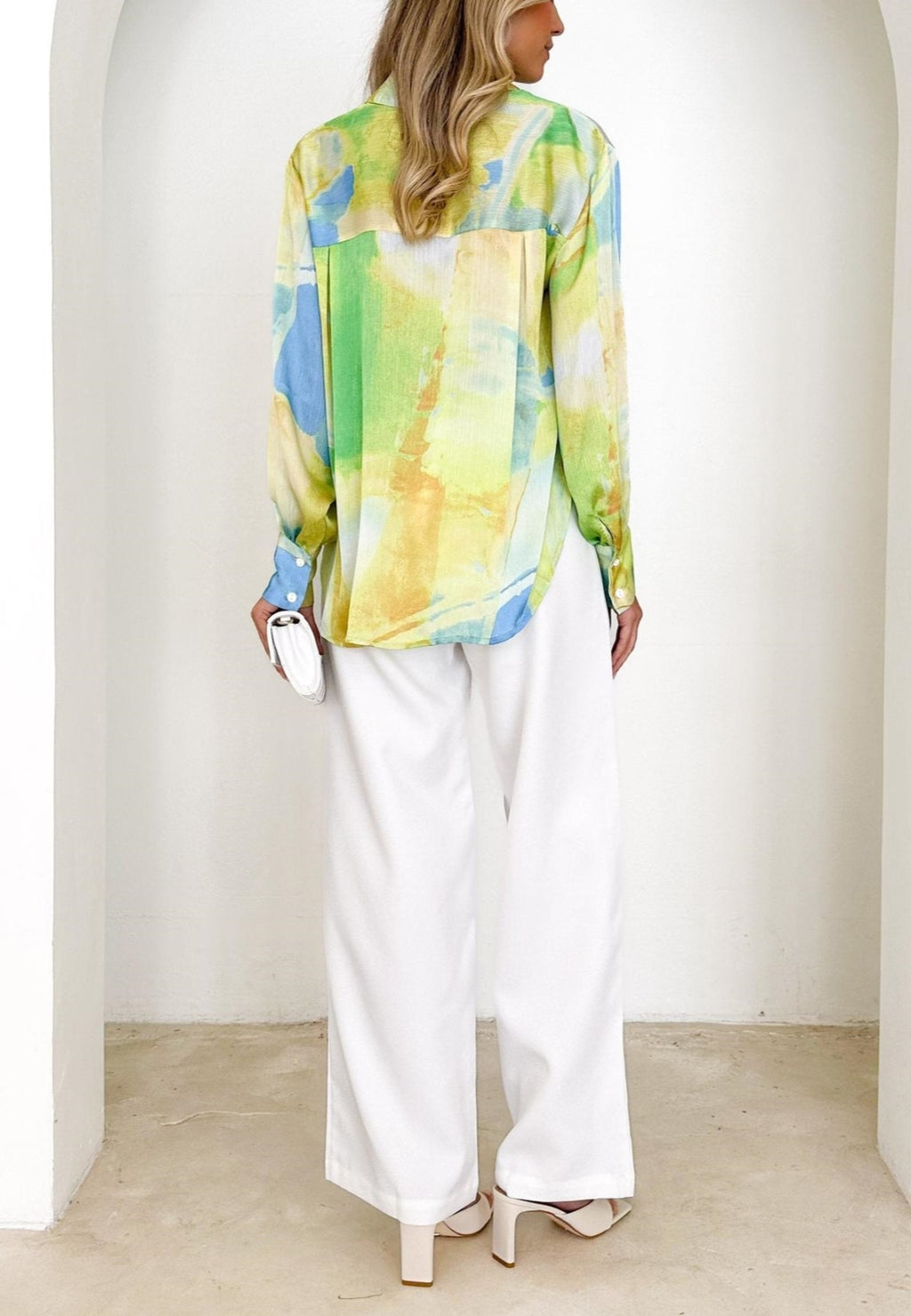 Blusa abstracta multicolor con mangas de obispo