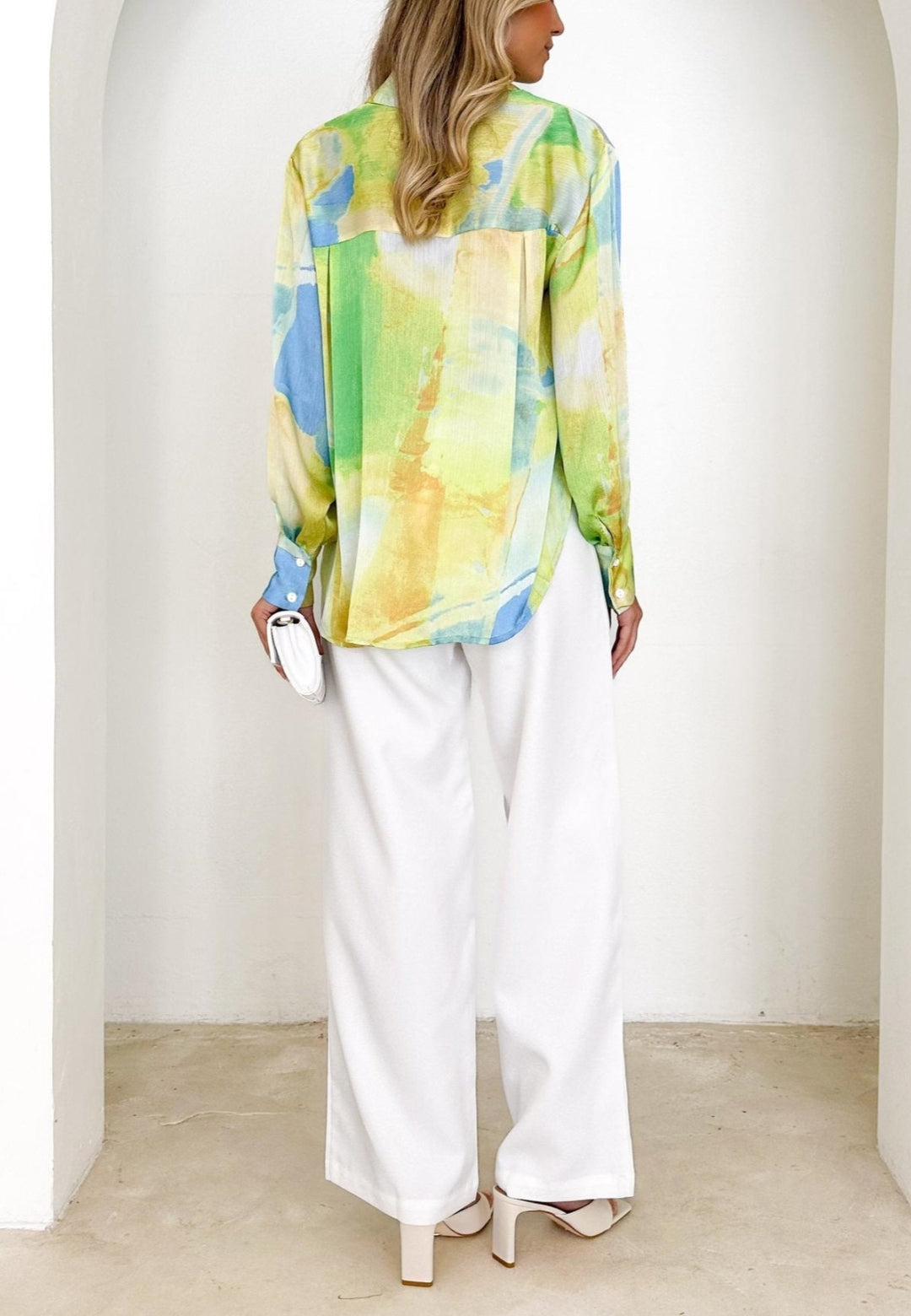 Blusa abstracta multicolor con mangas de obispo