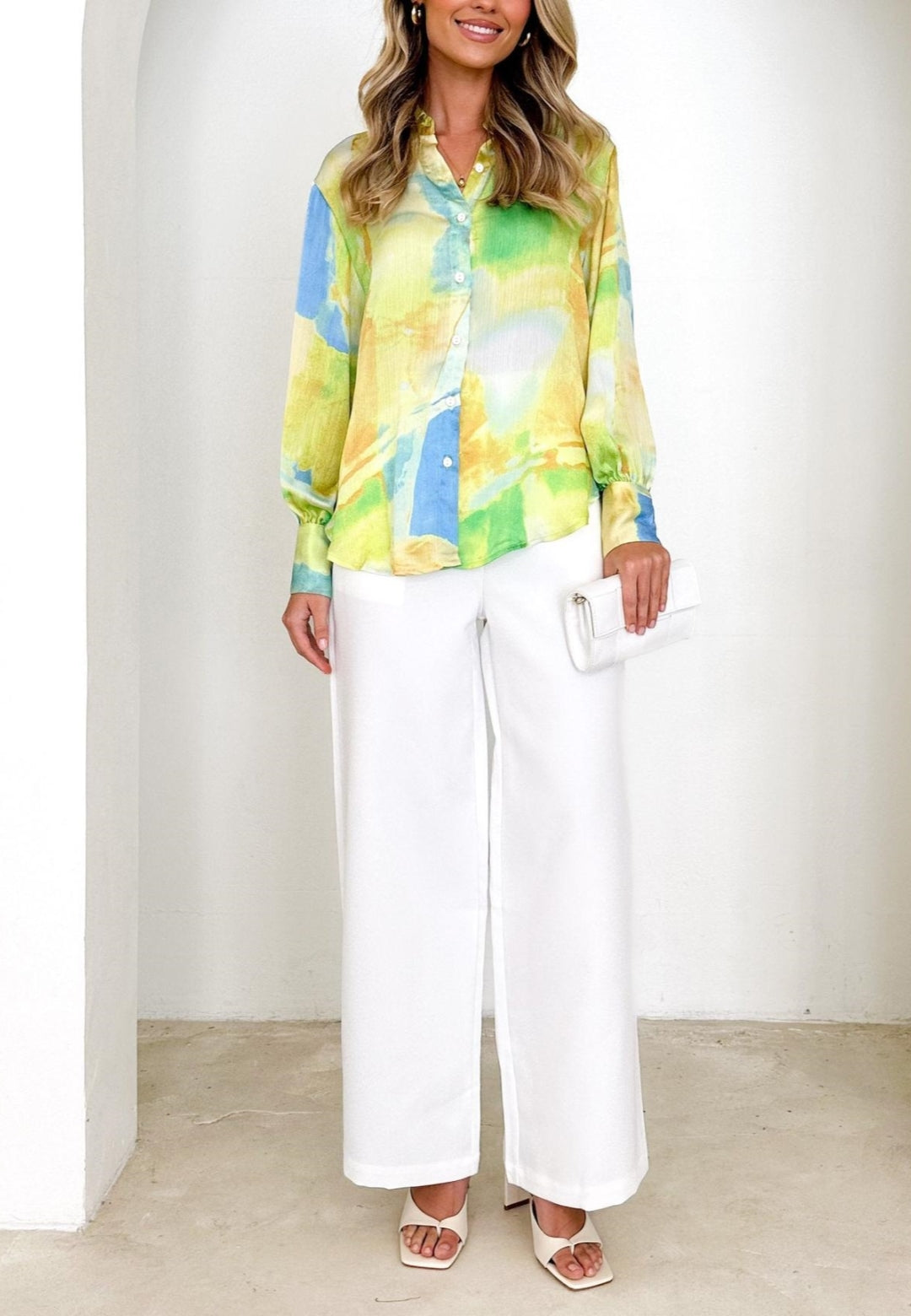 Blusa abstracta multicolor con mangas de obispo