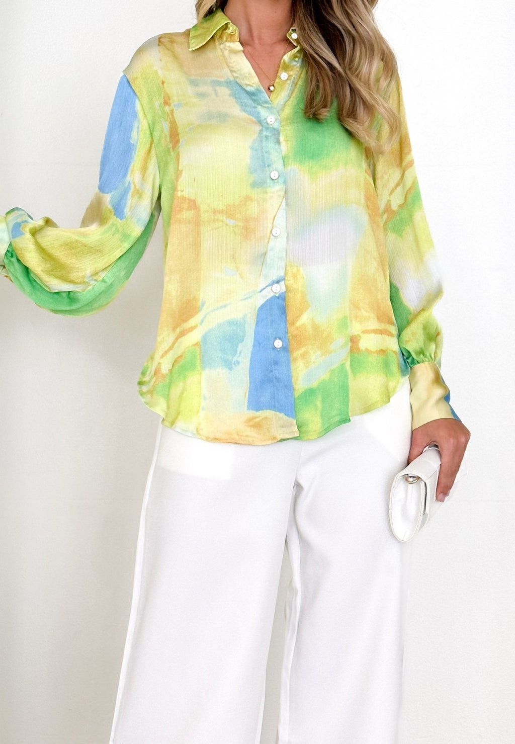 Blusa abstracta multicolor con mangas de obispo
