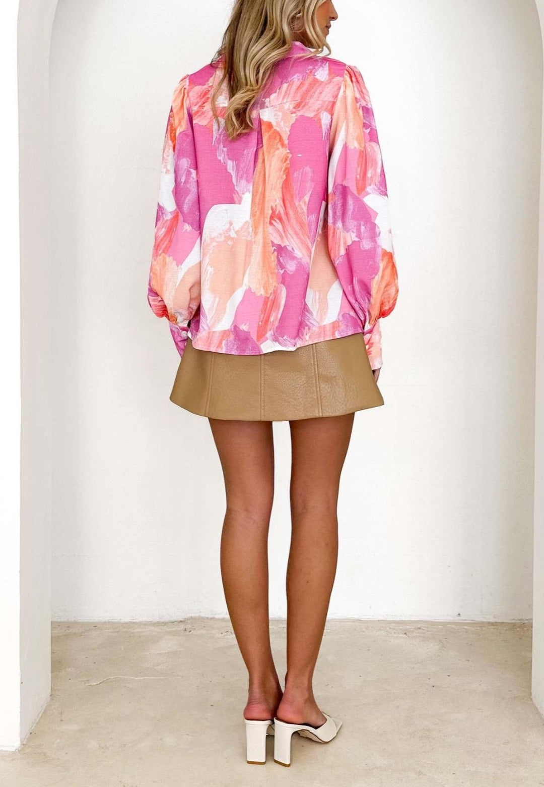 Blusa abstracta multicolor con mangas de obispo