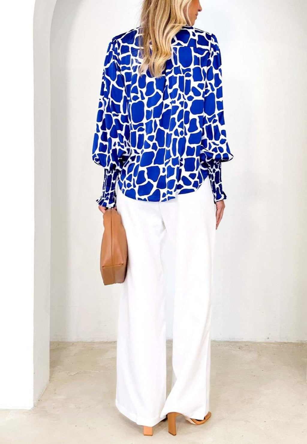 Camisa polo estampada con puños fruncidos