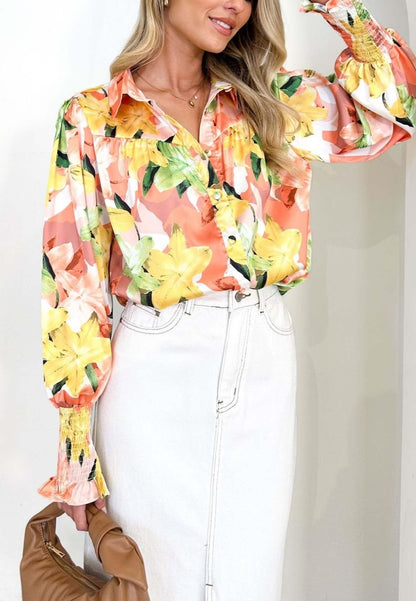 Camisa polo estampada con puños fruncidos