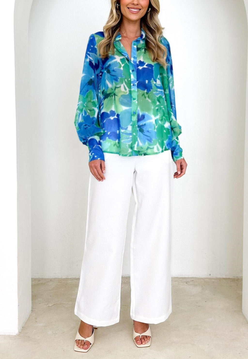 Camisa con mangas de obispo estampadas en varios colores