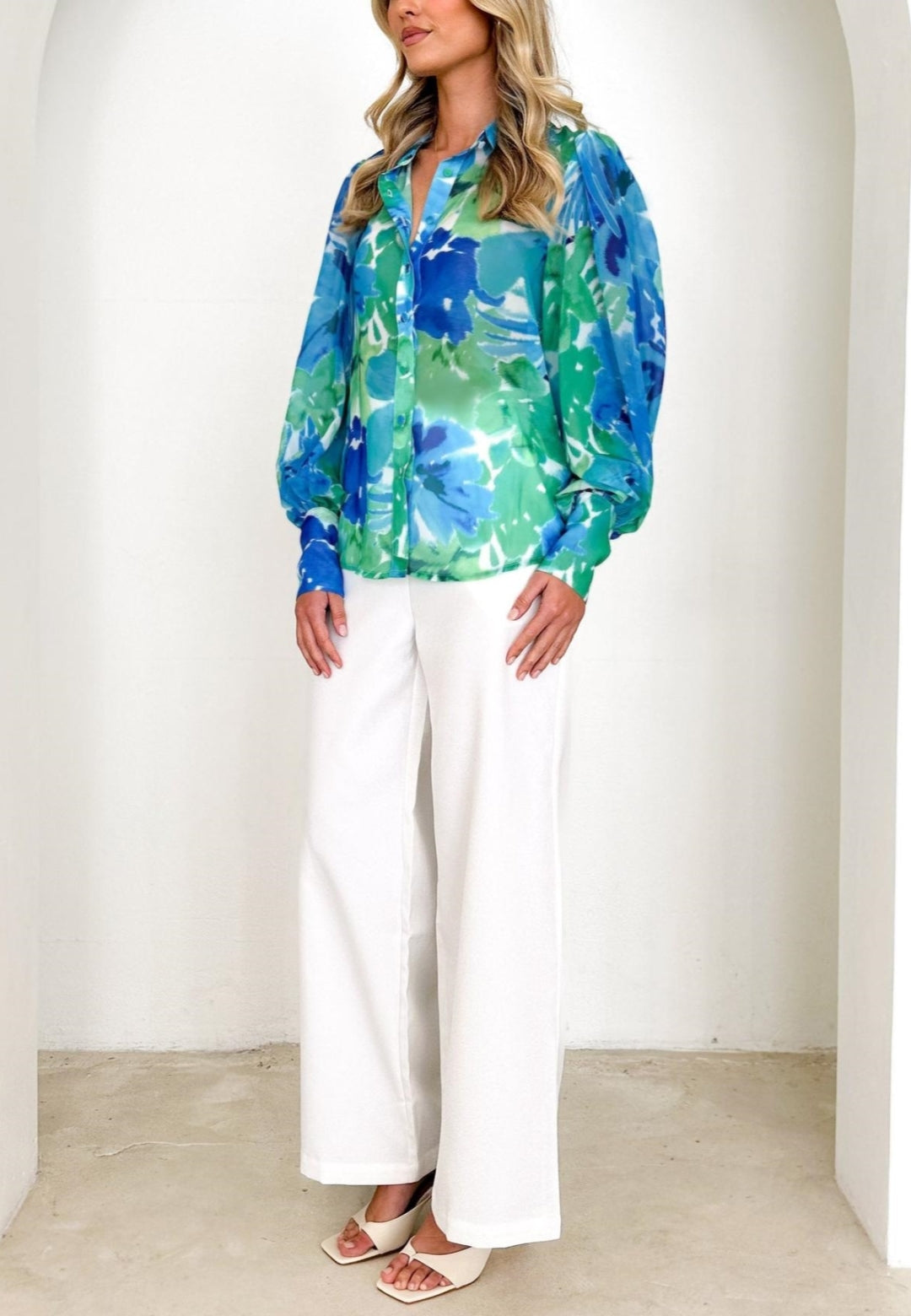 Camisa con mangas de obispo estampadas en varios colores