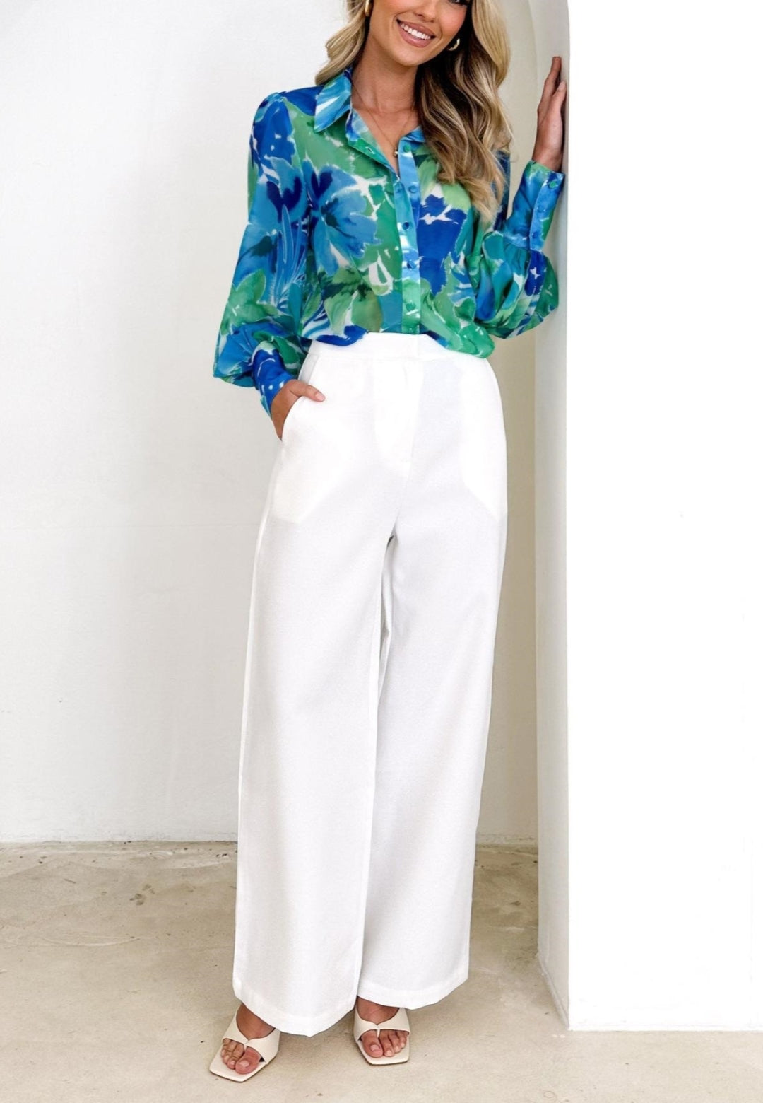 Camisa con mangas de obispo estampadas en varios colores