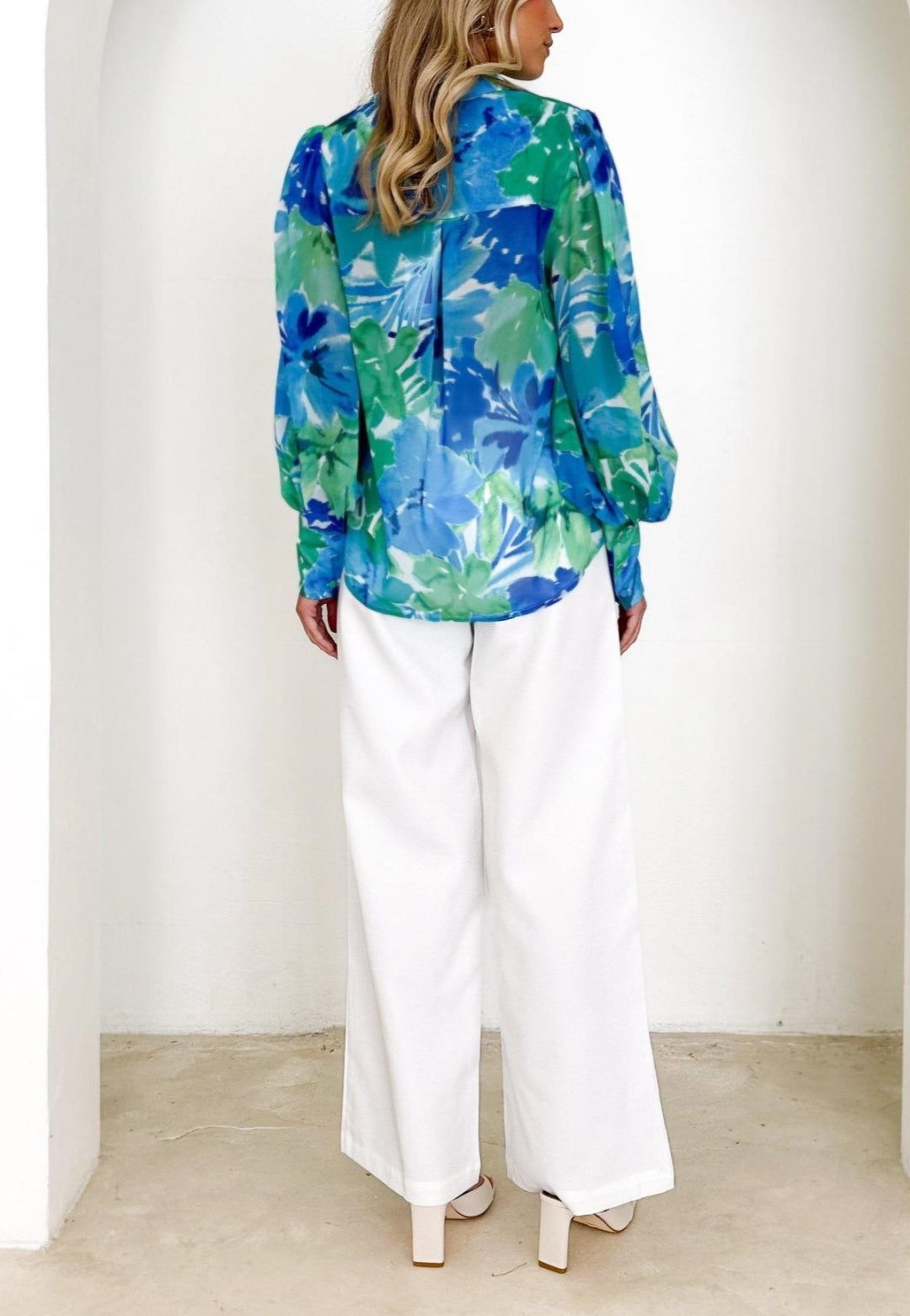 Camisa con mangas de obispo estampadas en varios colores