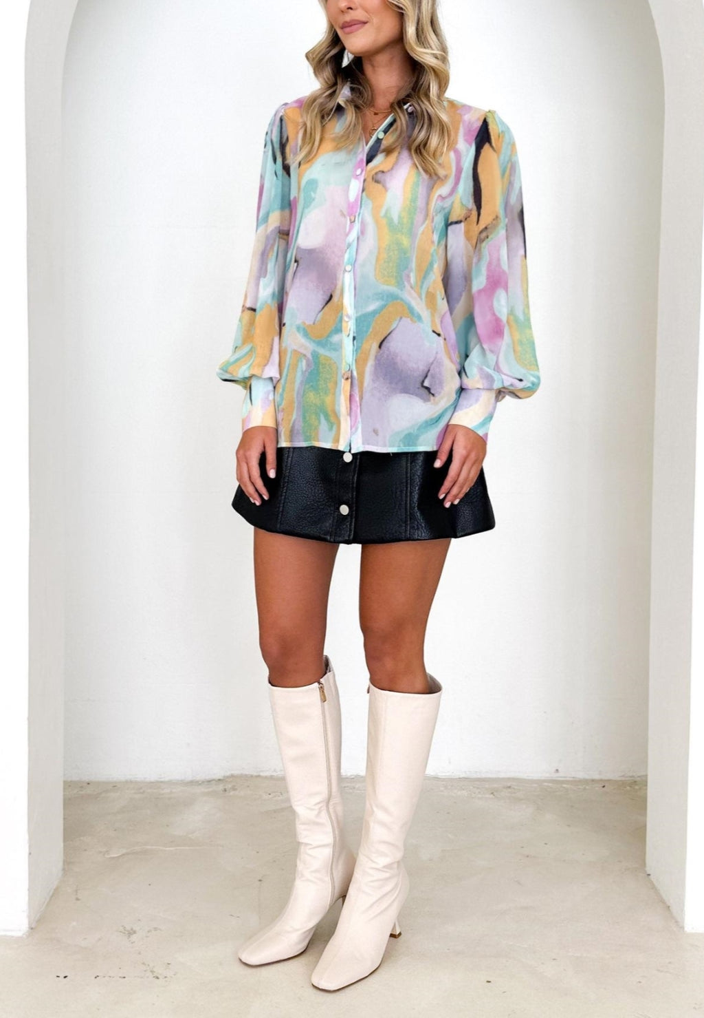 Camisa con mangas de obispo estampadas en varios colores