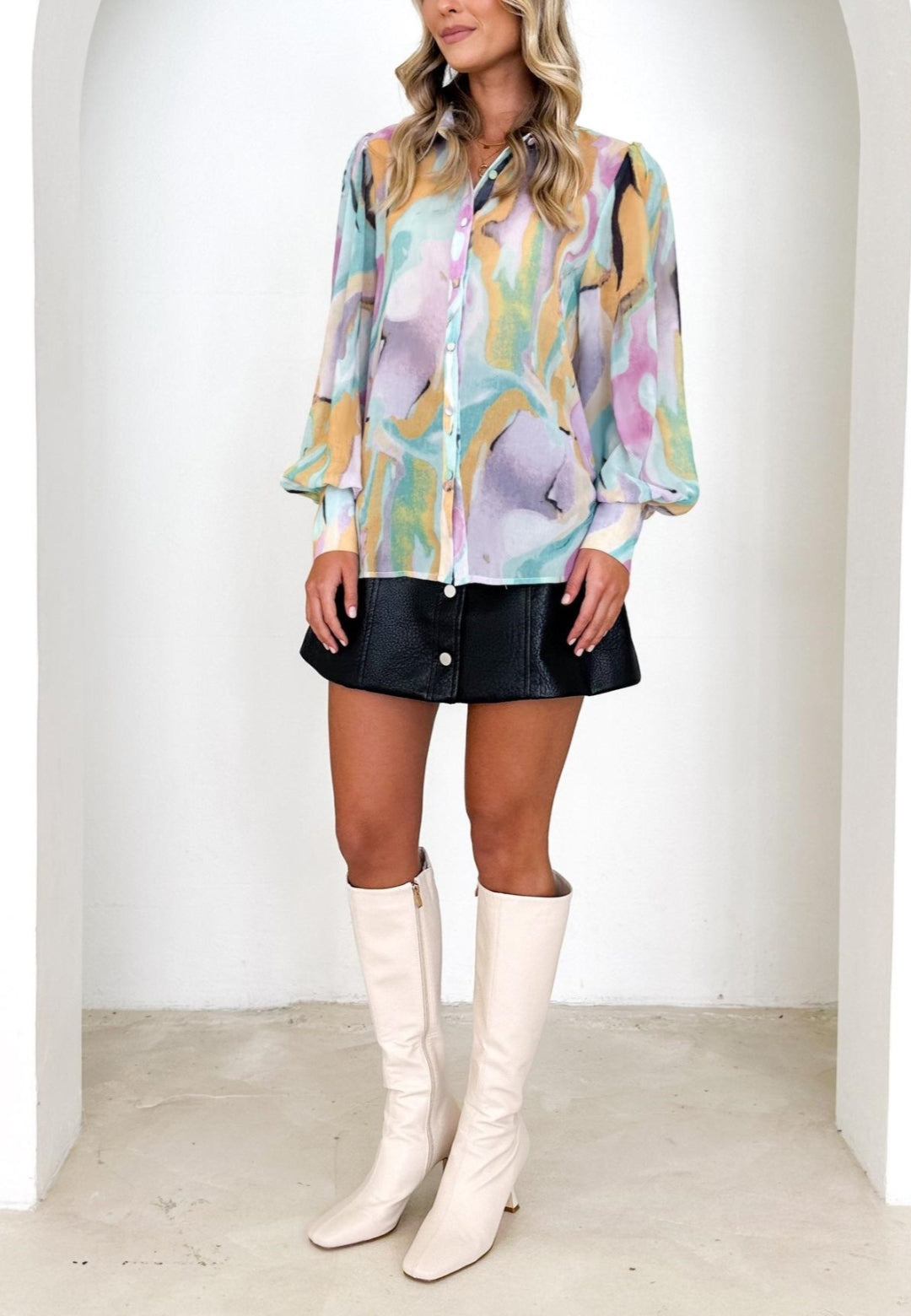 Camisa con mangas de obispo estampadas en varios colores