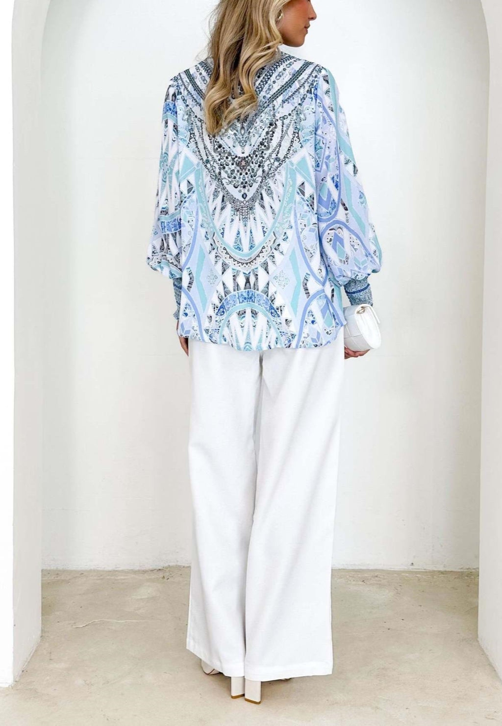 Blusa con cuello en V y estampado geométrico tipo pañuelo