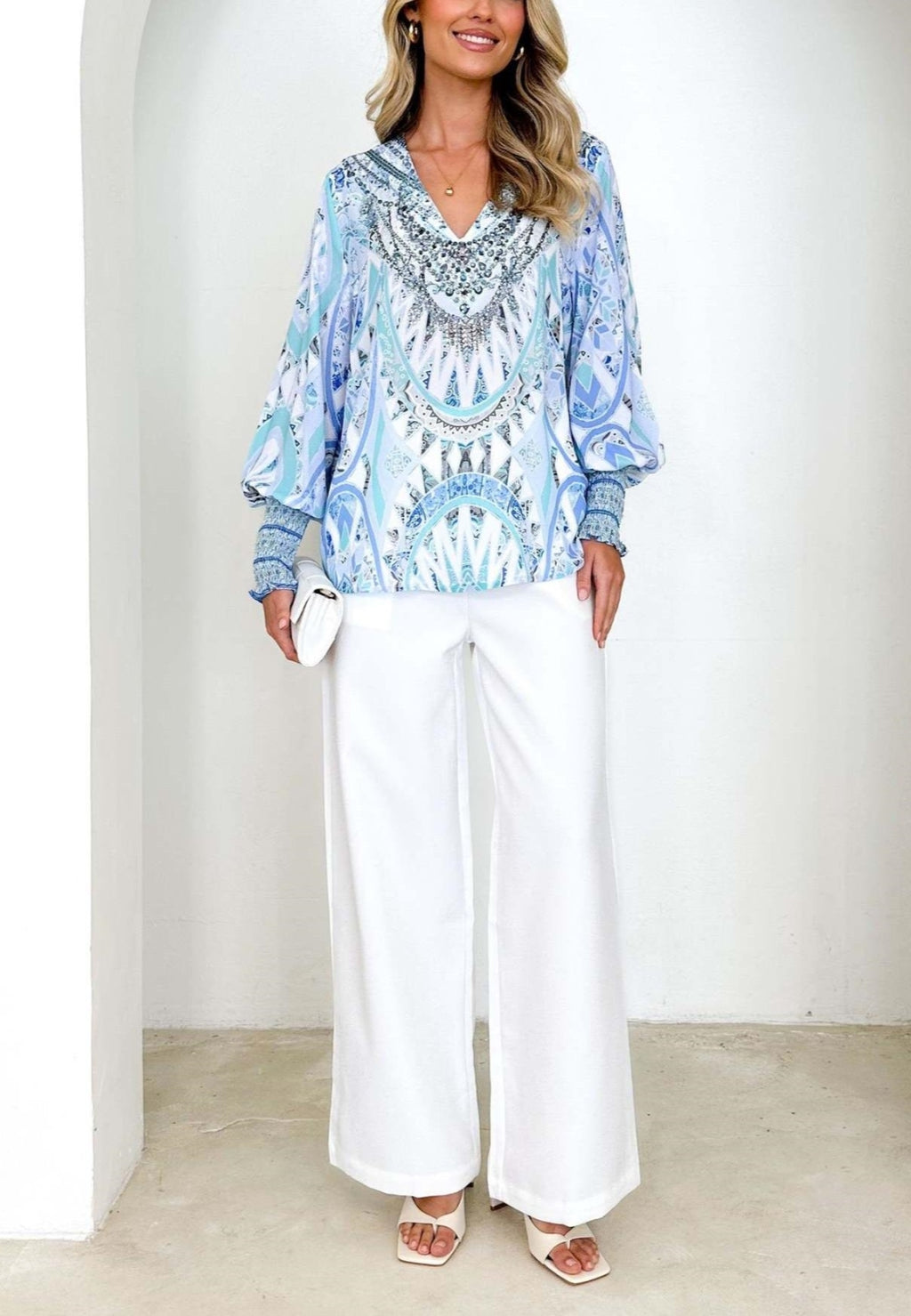 Blusa con cuello en V y estampado geométrico tipo pañuelo