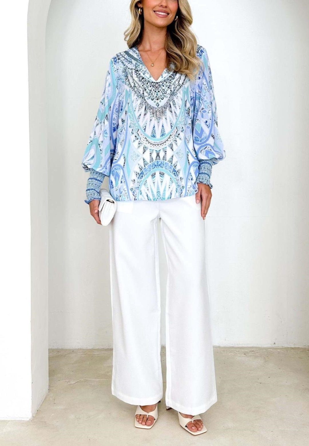Blusa con cuello en V y estampado geométrico tipo pañuelo