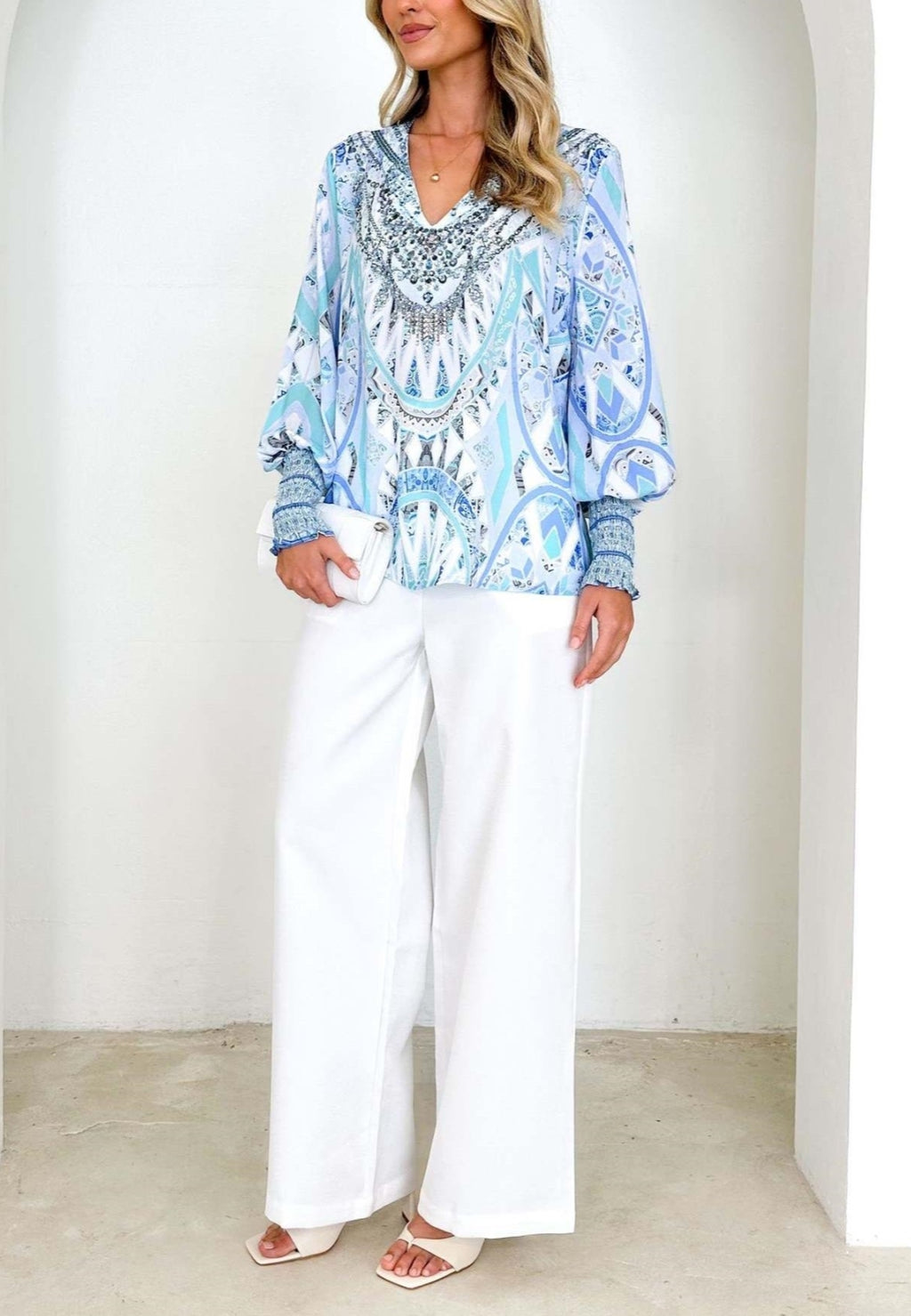 Blusa con cuello en V y estampado geométrico tipo pañuelo