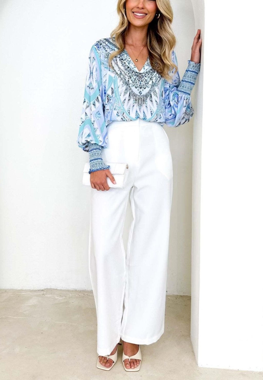 Blusa con cuello en V y estampado geométrico tipo pañuelo