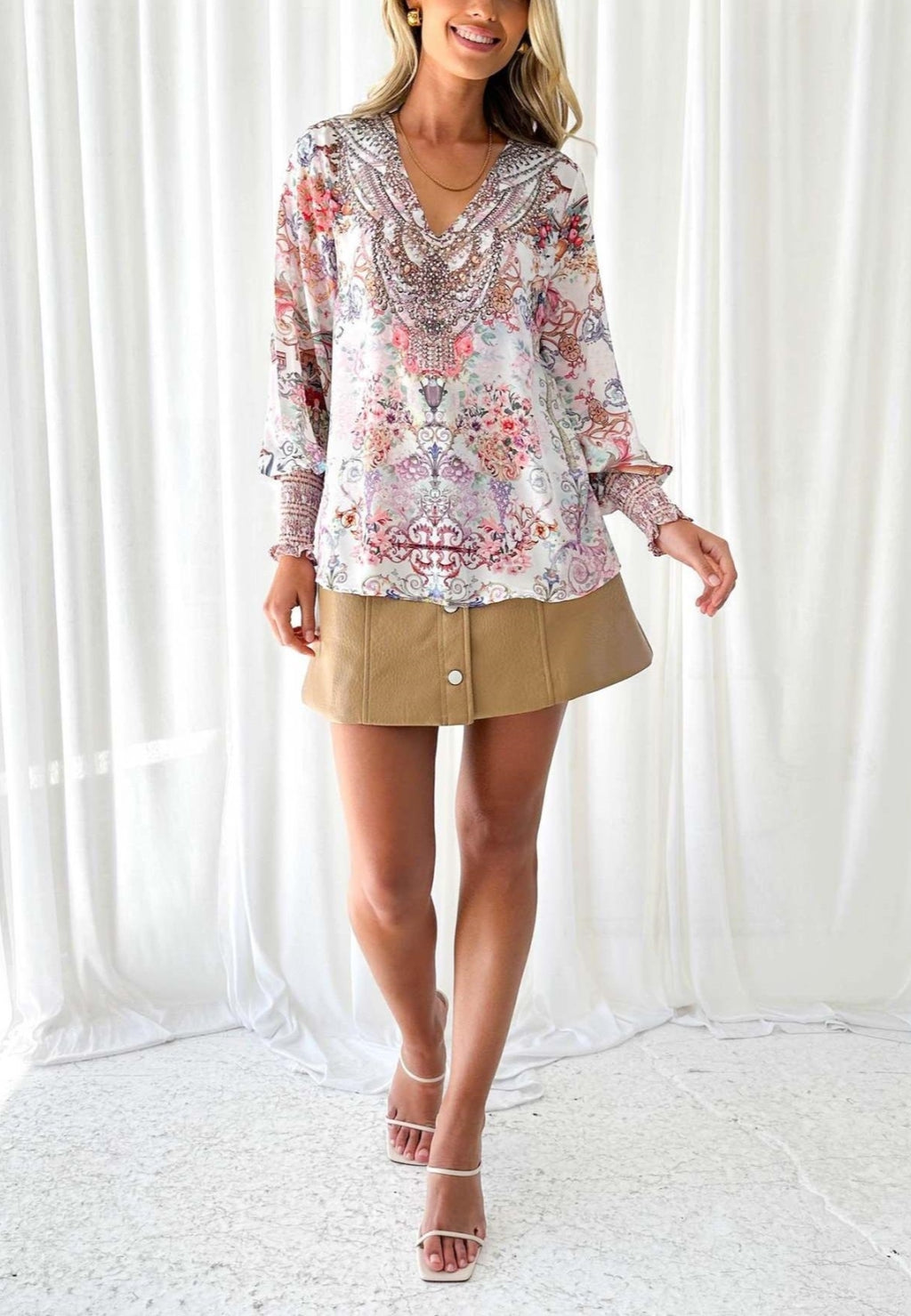 Blusa con cuello en V y estampado geométrico tipo pañuelo