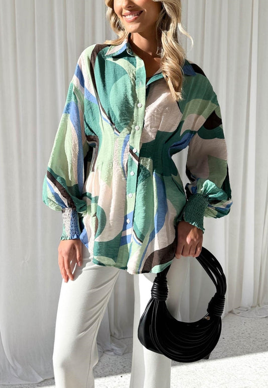 Camisa plisada con estampado abstracto