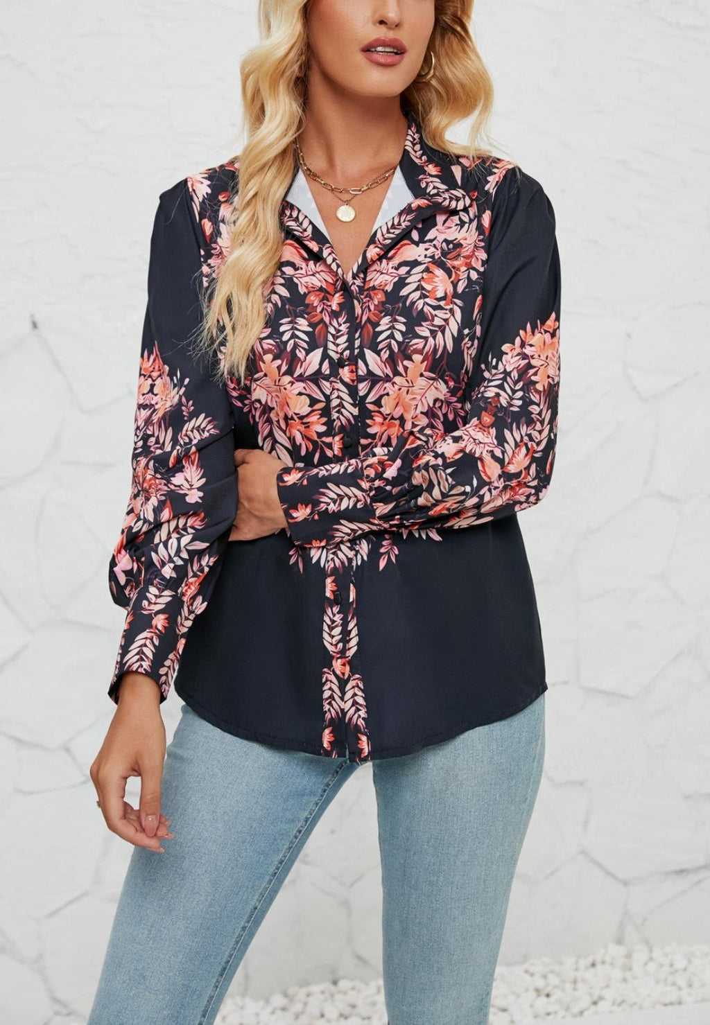 Camisa con botones y detalles florales