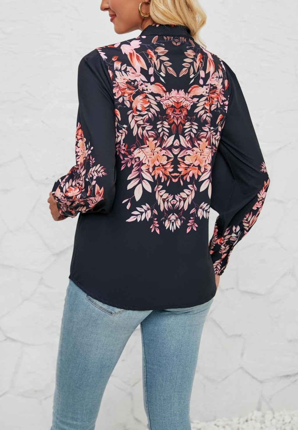 Camisa con botones y detalles florales