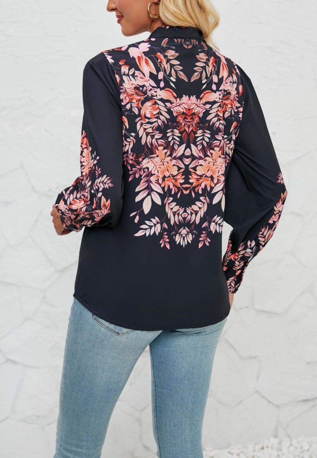 Camisa con botones y detalles florales
