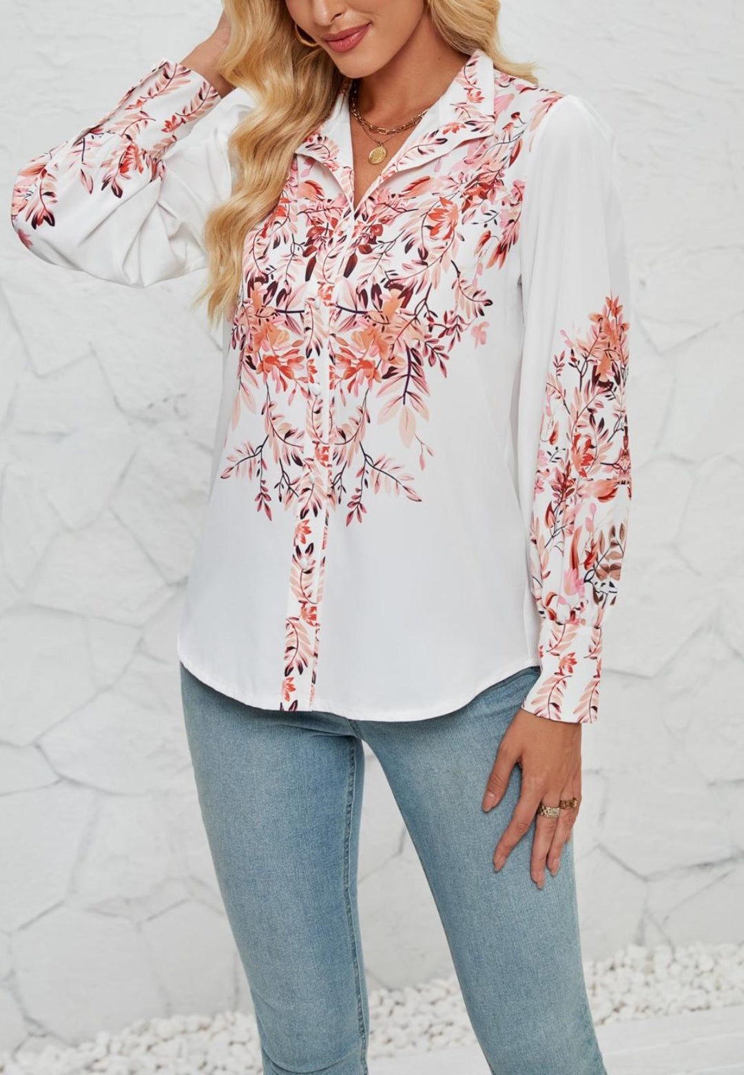 Camisa con botones y detalles florales