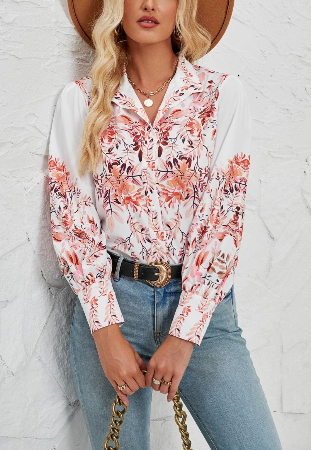 Camisa con botones y detalles florales