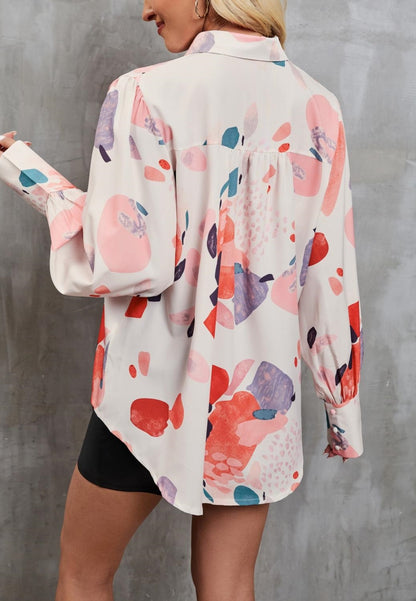 Camisa con dobladillo curvo y estampado abstracto