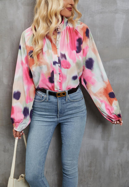 Camisa de cuello alto con estampado abstracto
