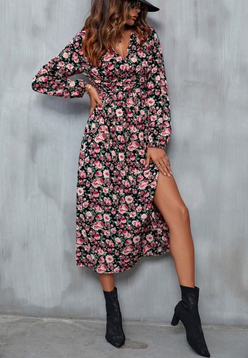 Vestido con escote en V y abertura lateral con estampado floral