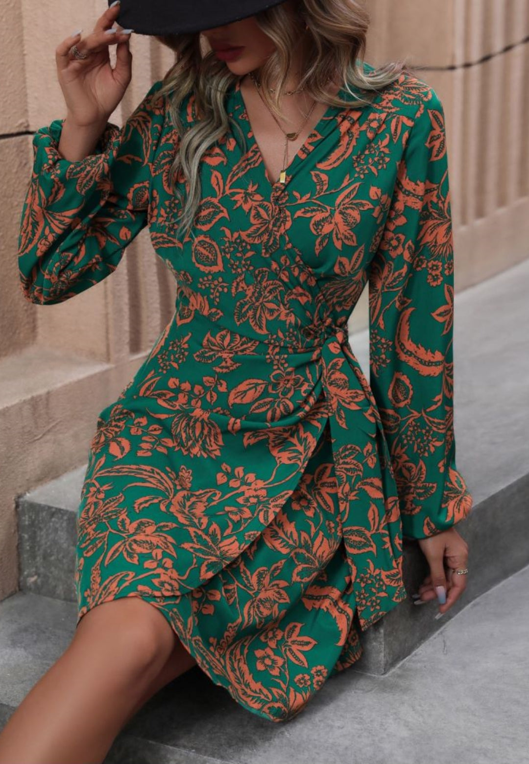 Vestido fruncido con lazo lateral y estampado floral