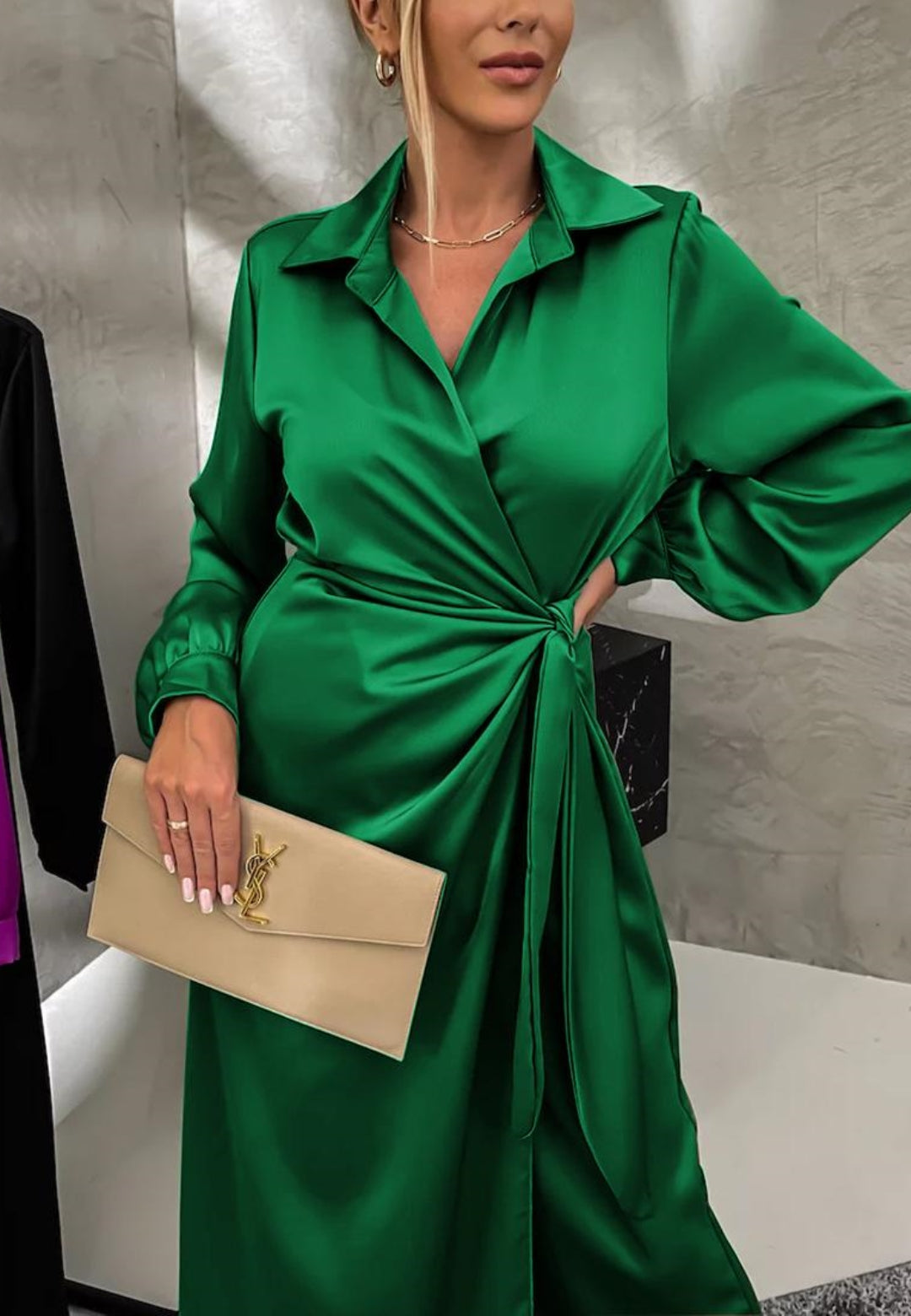 Vestido con dobladillo superpuesto y lazo lateral