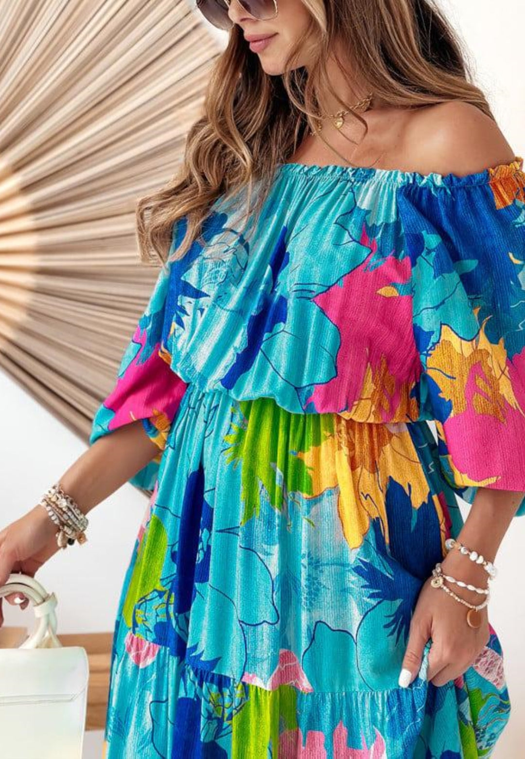 Vestido largo con hombros descubiertos y estampado floral multicolor