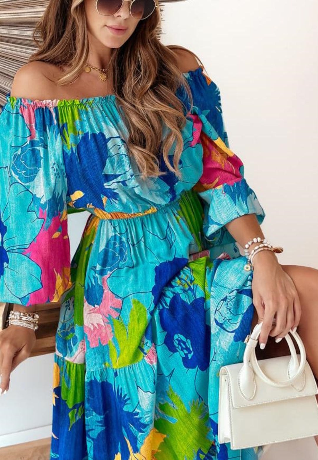 Vestido largo con hombros descubiertos y estampado floral multicolor