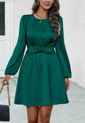 Vestido con cuello redondo y cintura torcida