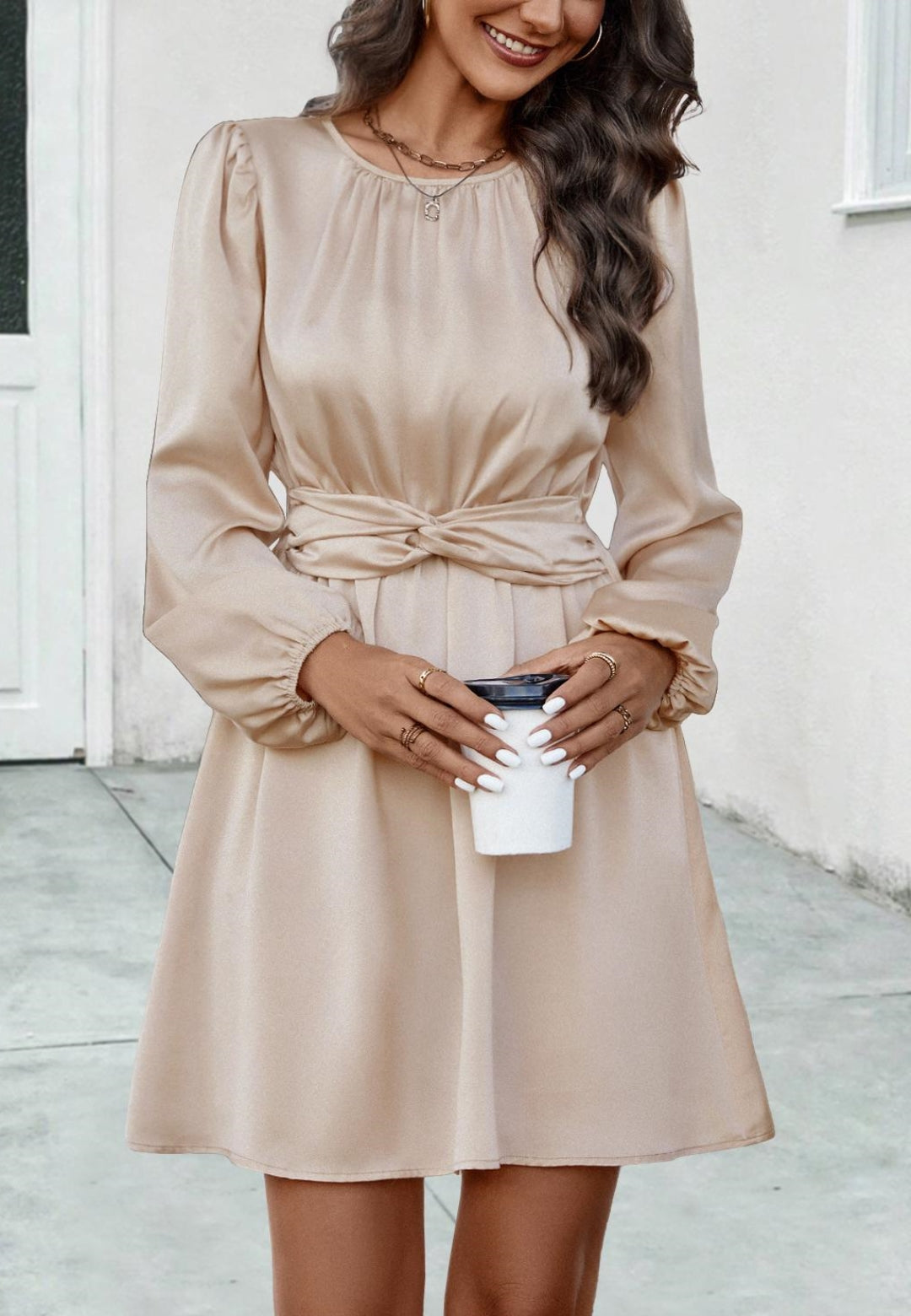 Vestido con cuello redondo y cintura torcida