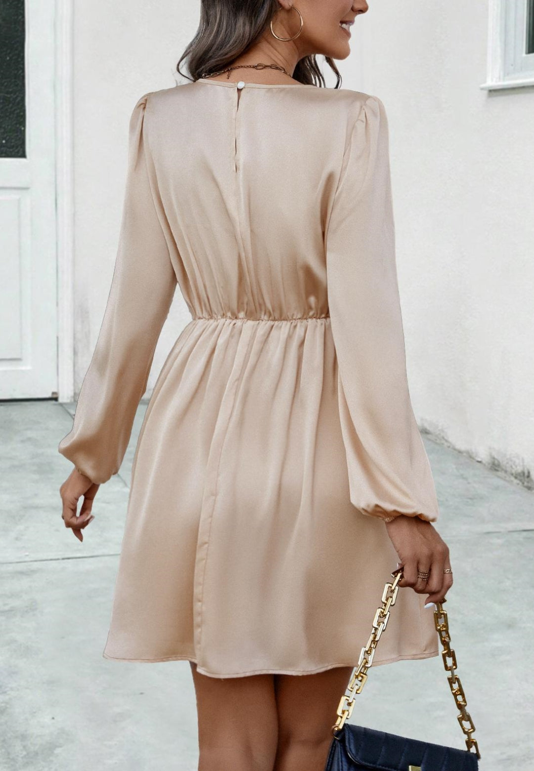 Vestido con cuello redondo y cintura torcida
