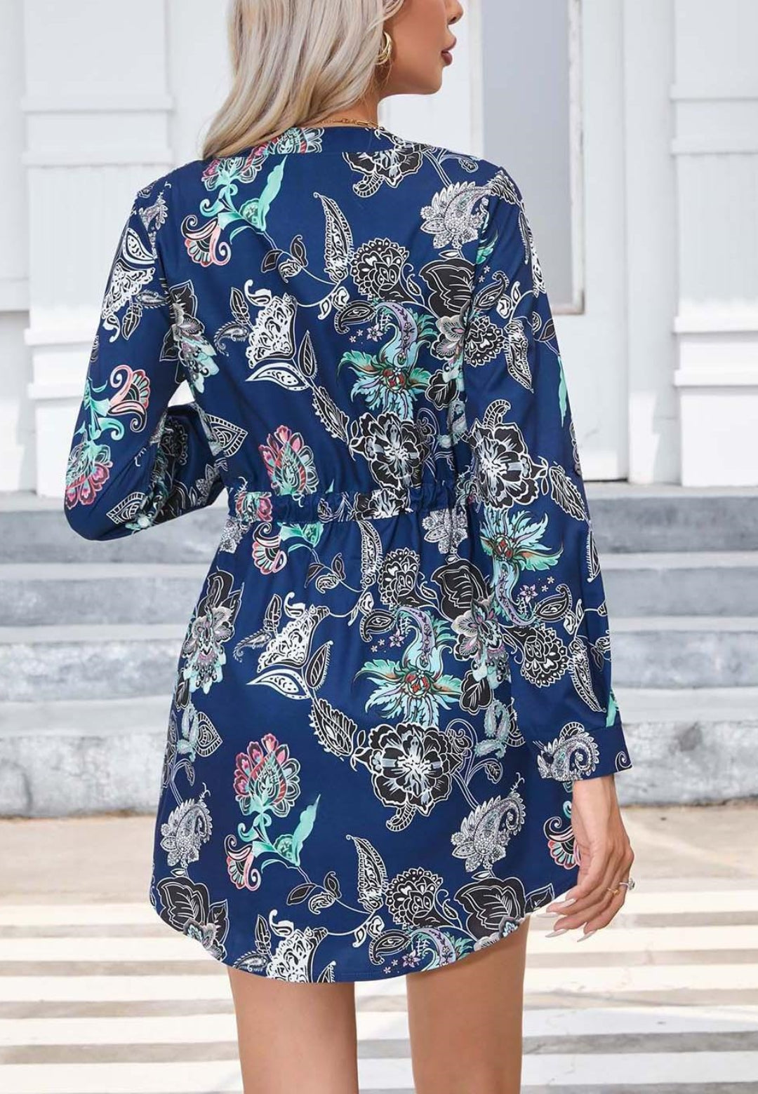 Vestido con estampado floral y solapa enrollable