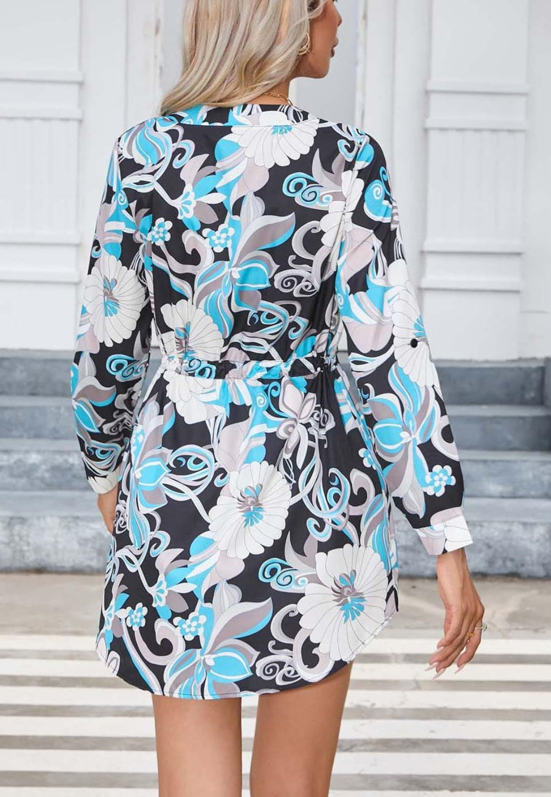 Vestido con estampado floral y solapa enrollable