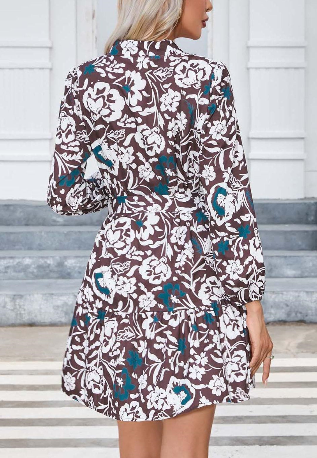 Vestido con botones y flores y cuello alto