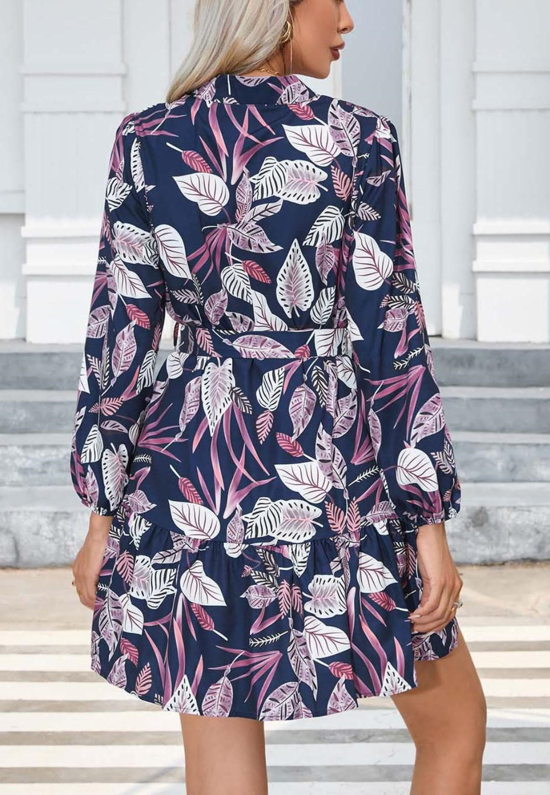 Vestido con botones y flores y cuello alto