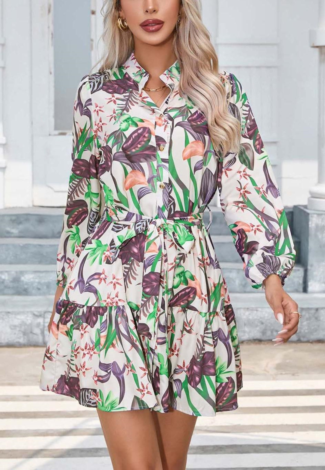 Vestido con botones y flores y cuello alto