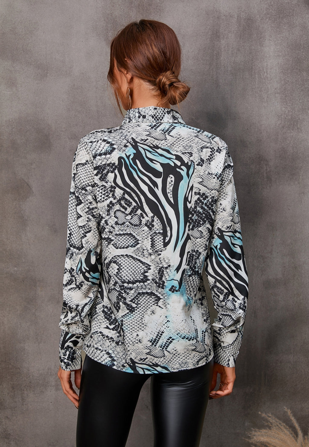 Blusa estampada con cuello y lazo