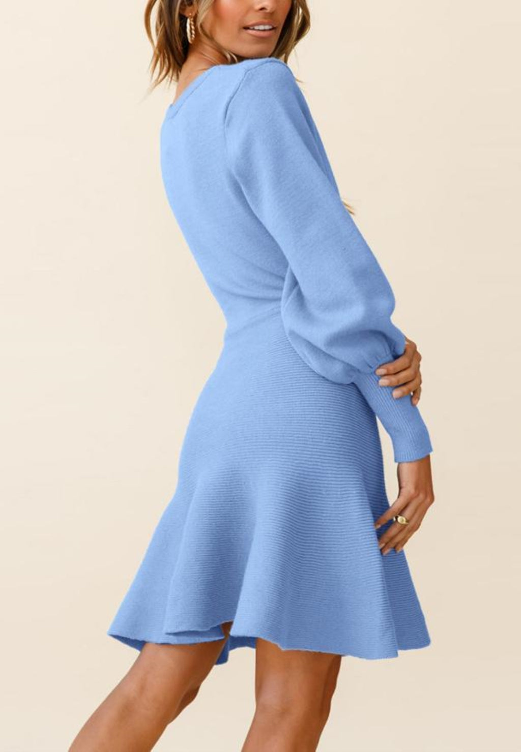 Vestido de punto acampanado con mangas de obispo