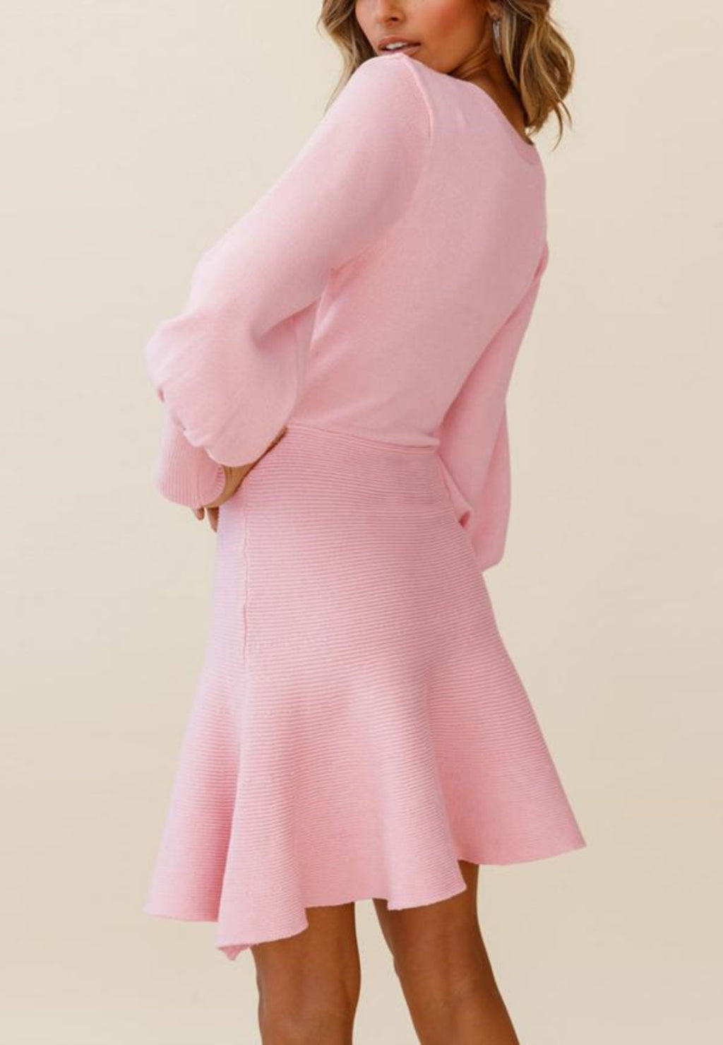 Vestido de punto acampanado con mangas de obispo
